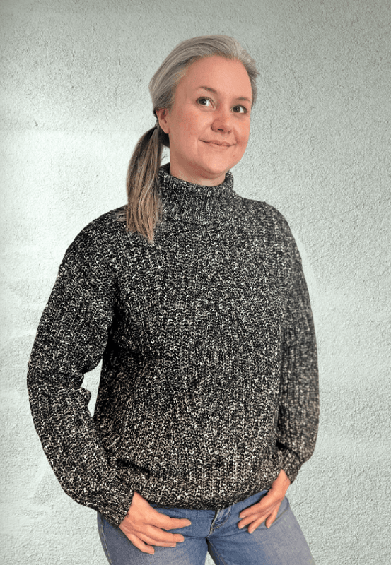 Maria strikkegenser med hals svart melert