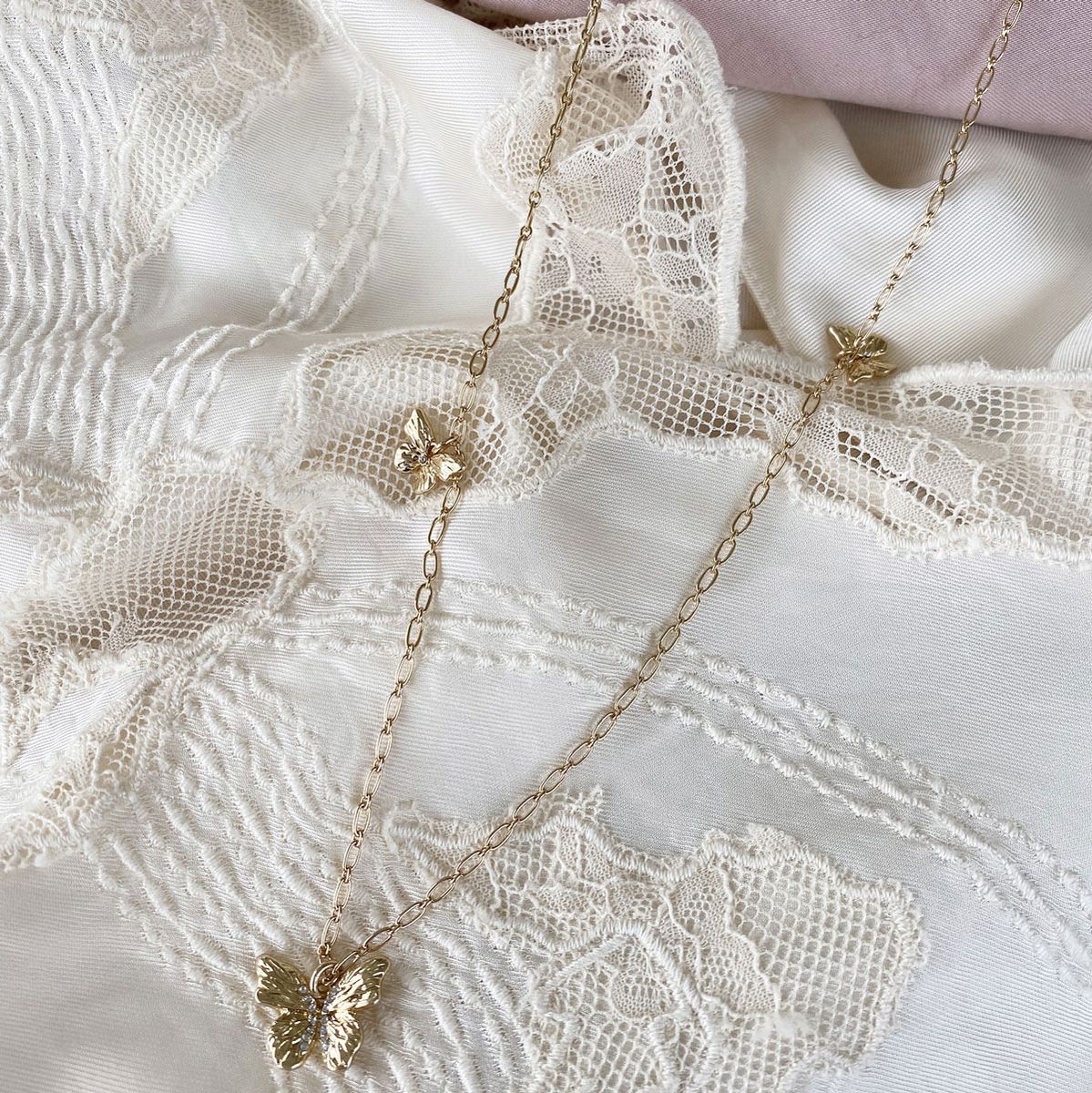 Langt kjede sommerfugl gull