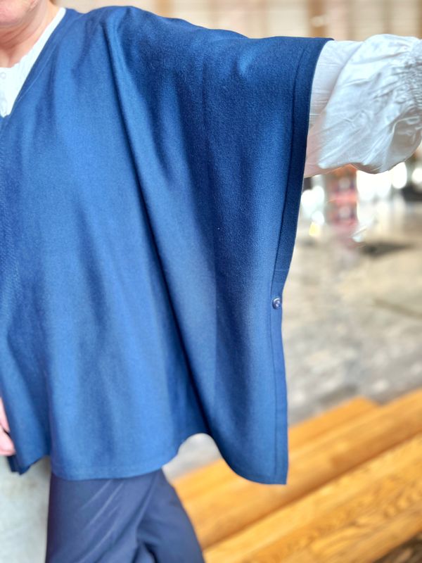 Sølvi poncho marineblå