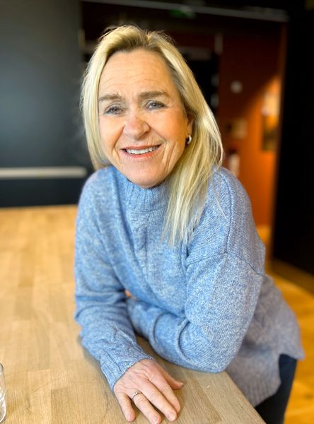 Hovedbilde Helga strikkegenser lys blå flettemønster