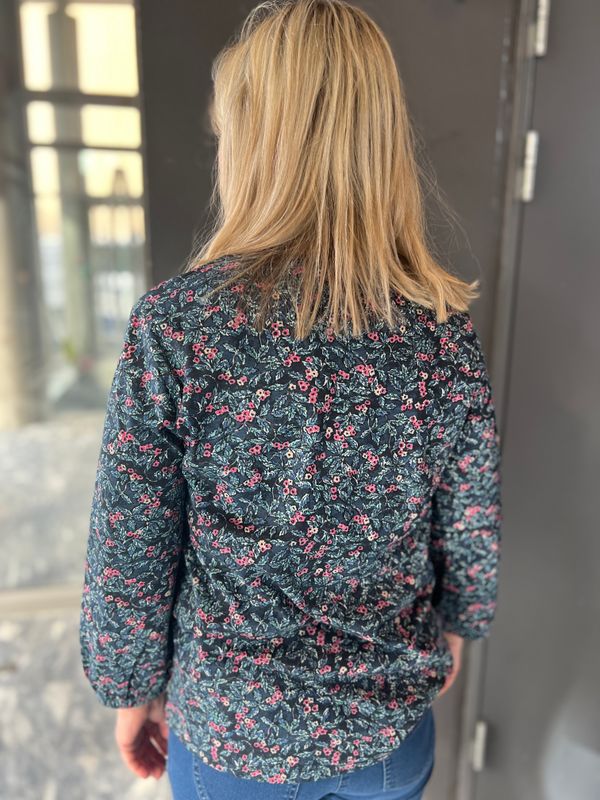 Julie topp blå blomst