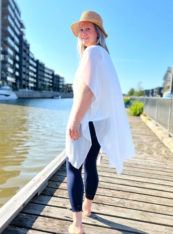 Strand-poncho kremhvit