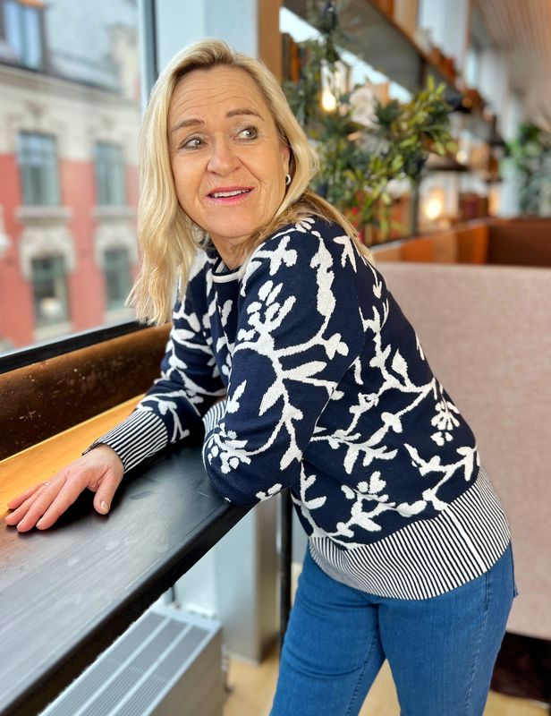 Sølvi genser mørkblå blomst 