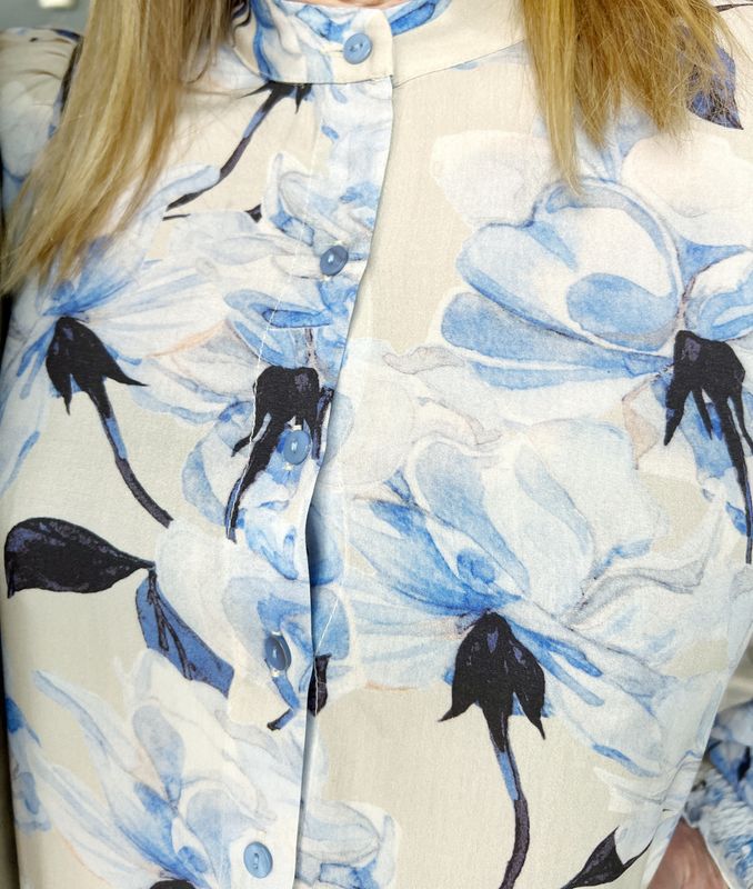 Marianne kjole med blå blomster